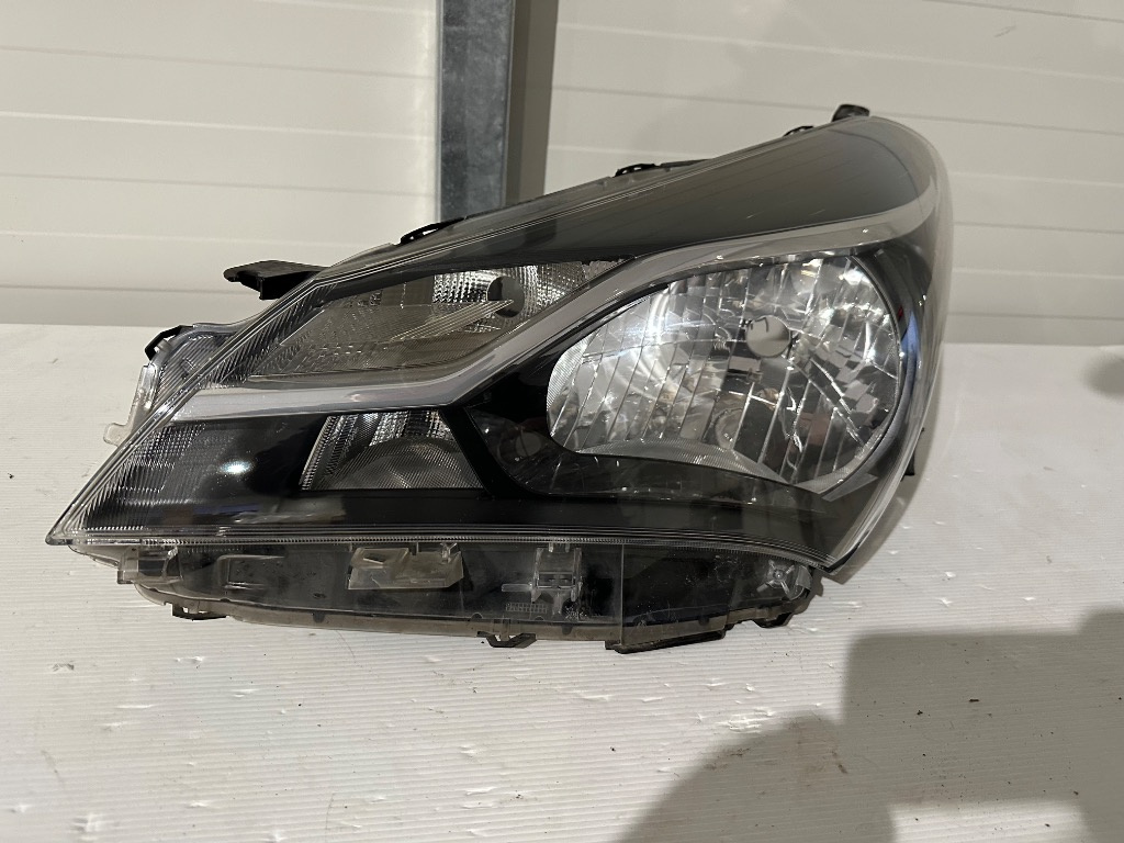 Far stânga Toyota Yaris 2015/2018