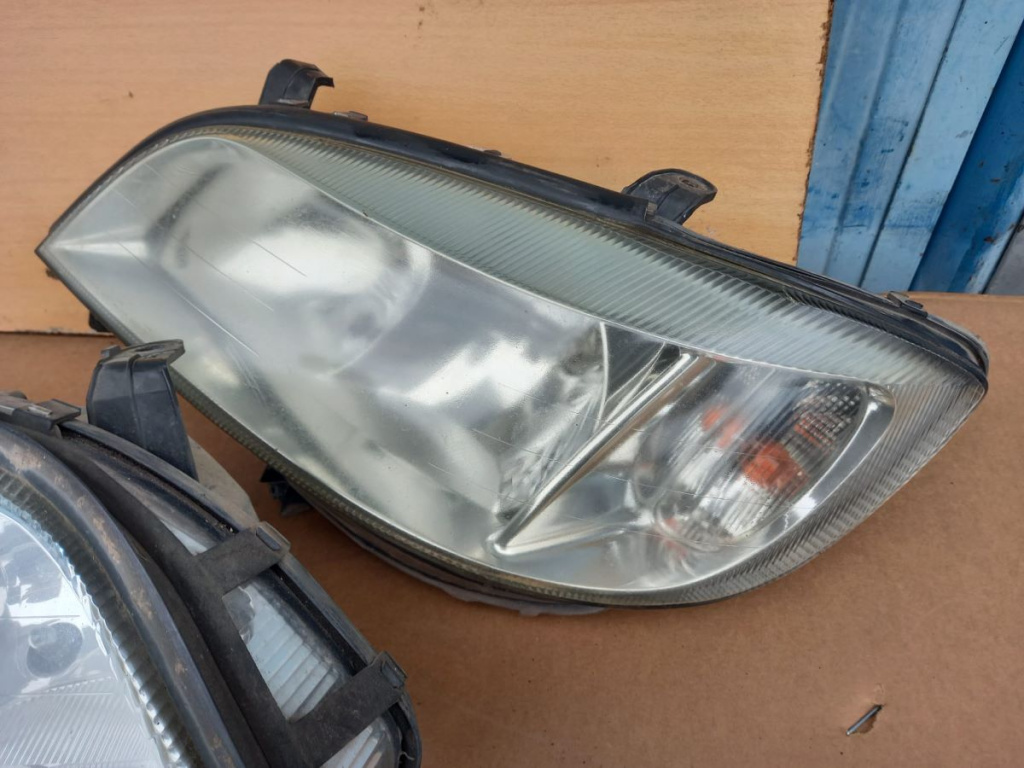 Far stanga complet cu becuri si mufe Opel Zafira A