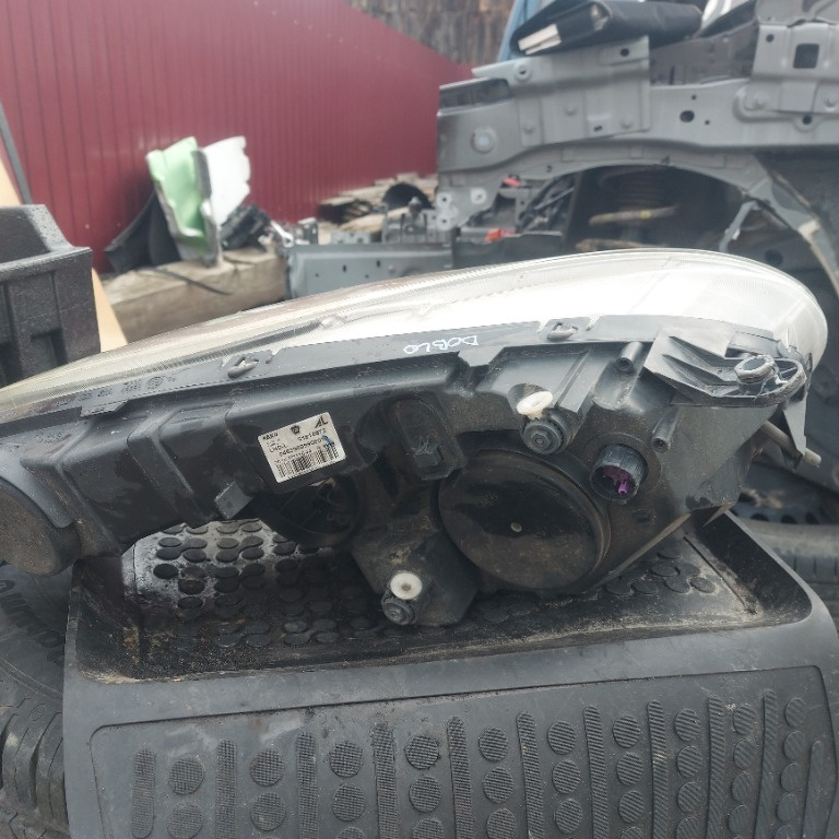 Far stanga cu defect clema Fiat Doblo an