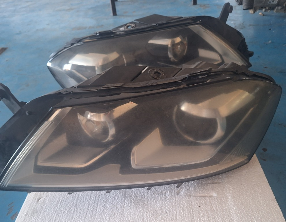 Far stanga cu lupa, led si xenon (vol pe dr) cu codul original 3AC941751 VW PASSAT B7