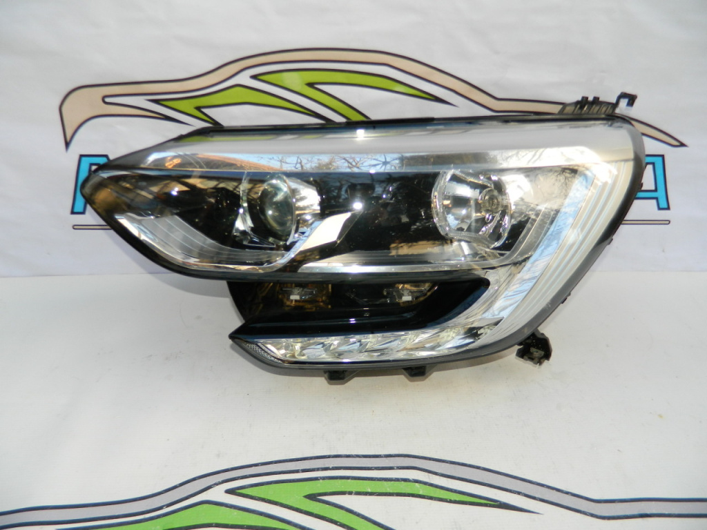 Far stanga cu lupa Renault Megane 4 cod 