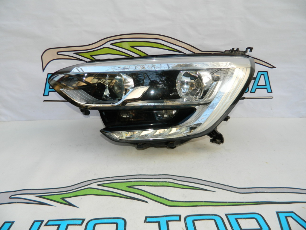 Far stanga cu lupa Renault Megane 4 cod 