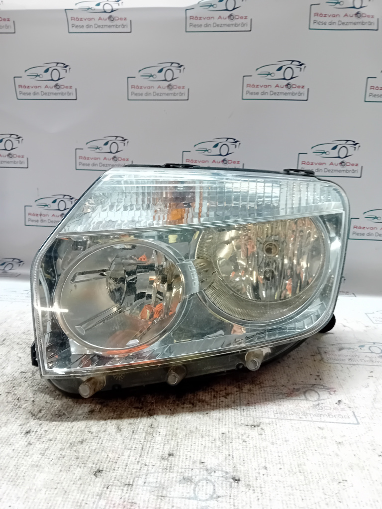 Far stanga Dacia Duster Motorina 2013, CU O URECHE RUPTA