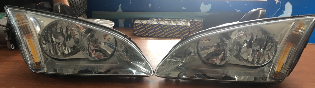 Far stanga dreapta Ford Focus 4M5113W029AD 4M51-13W029-AD 4M5113W030AD 4M51-13W030-AD