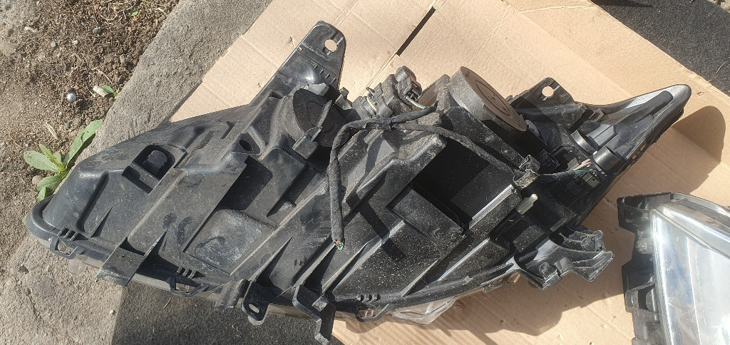 FAR STANGA DREAPTA RENAULT LAGUNA 3 COD 