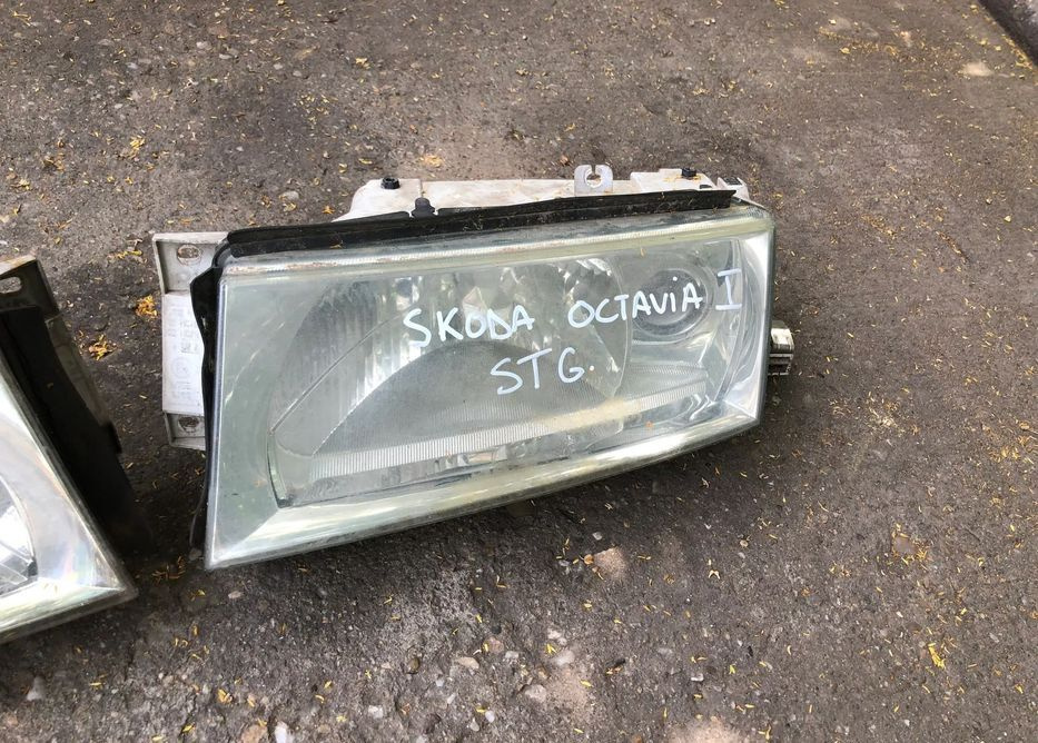Far stanga/Far dreapta Skoda Octavia 1 h