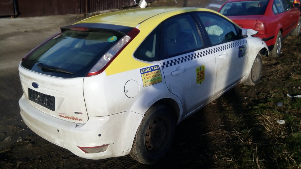 Far stanga Ford Focus 2010 Hatchback 1.6