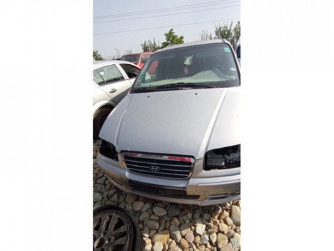 Far stanga Hyundai Trajet 2003 2.0 diesel