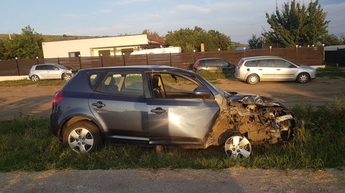 Far stanga Kia cee'd 2008 Sedan 1.991