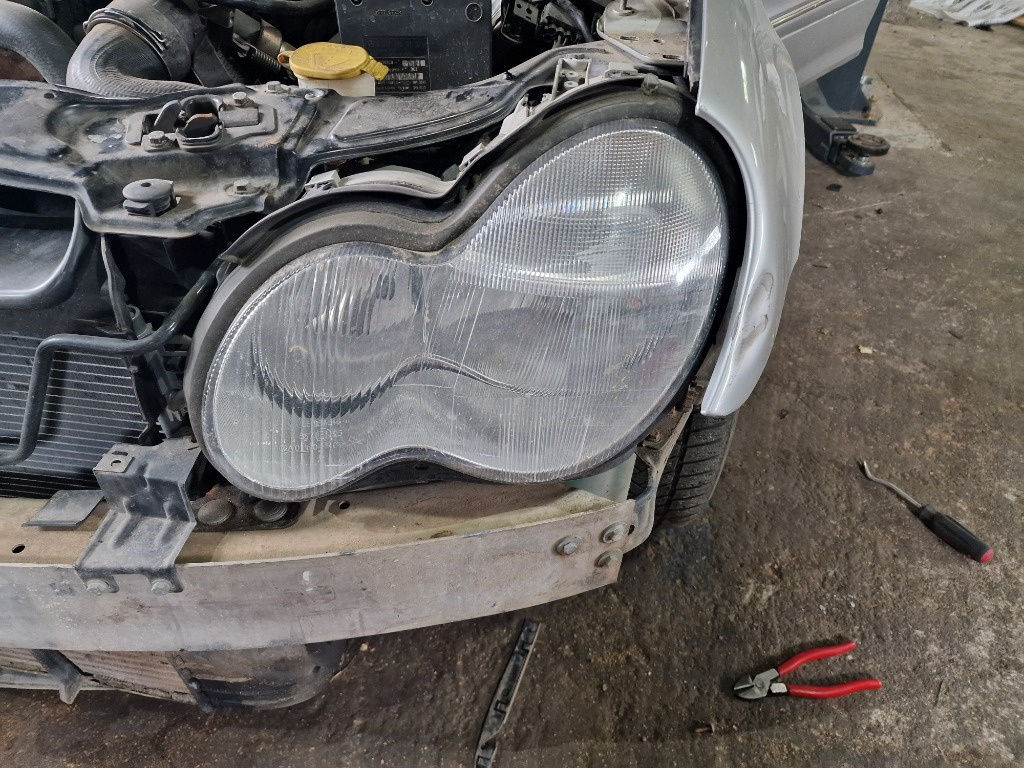 Far stanga Mercedes W203