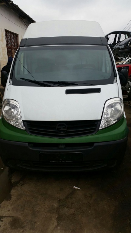 Far stanga opel vivaro 2009