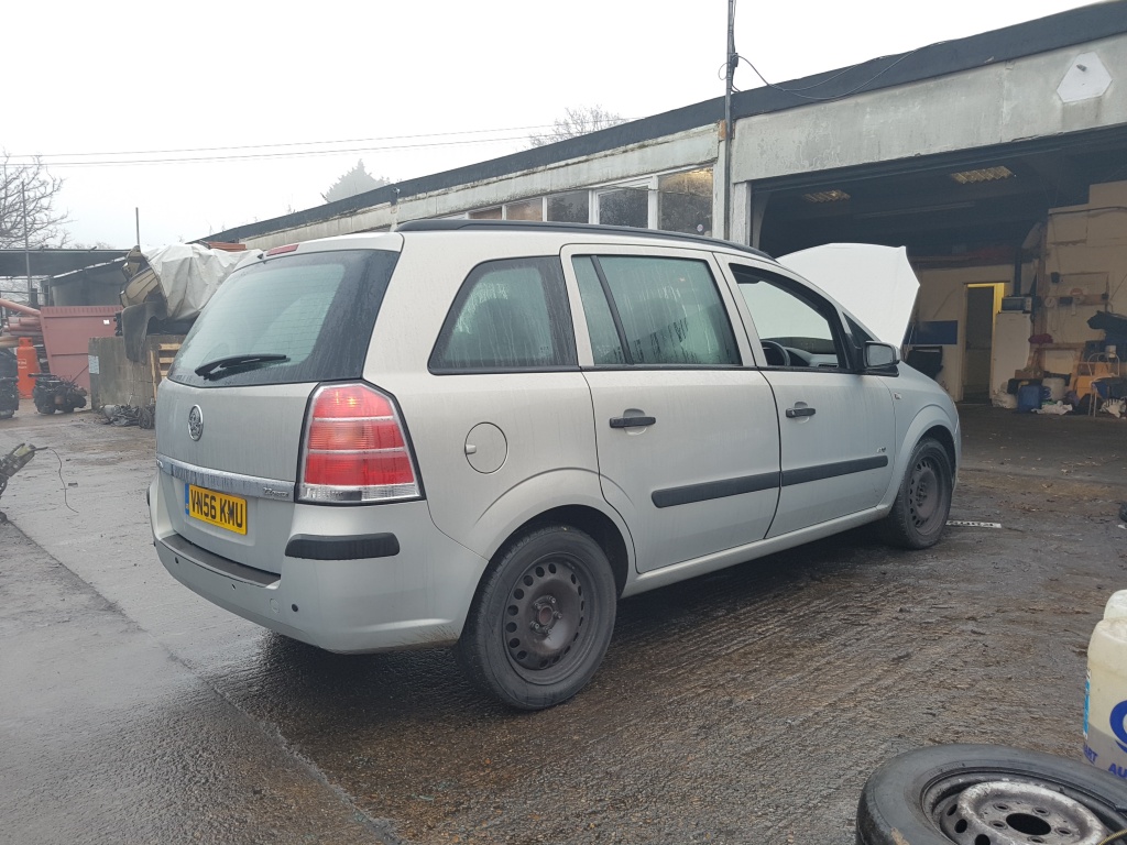 Far stanga Opel Zafira 2006 Monovolum 2.