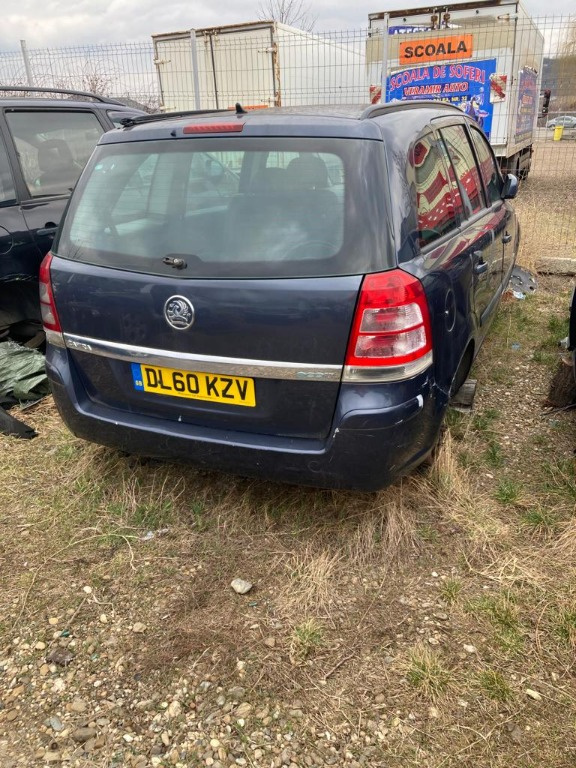 Far stanga Opel Zafira B 2011 break 1.7