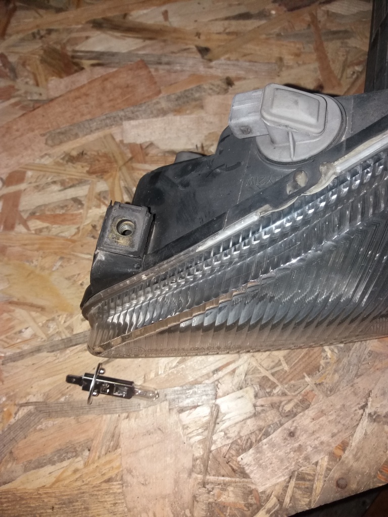 Far stanga Peugeot 206 din 2000