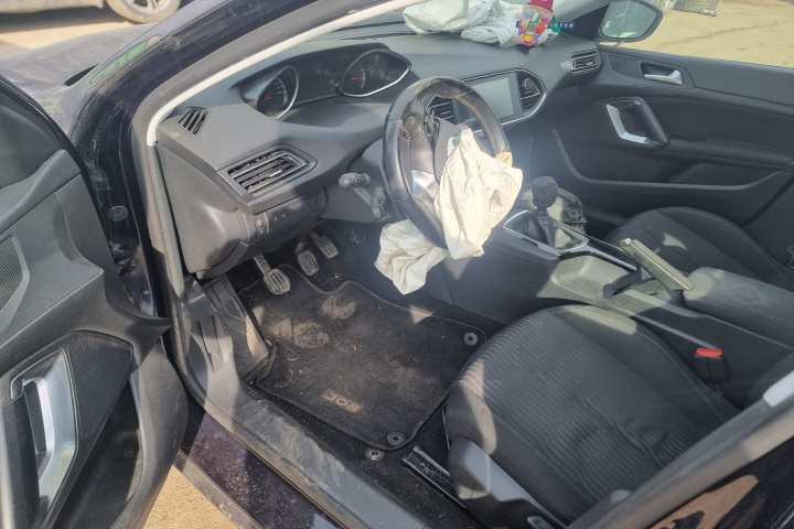 Far stanga Peugeot 308 2016 Break 1.6