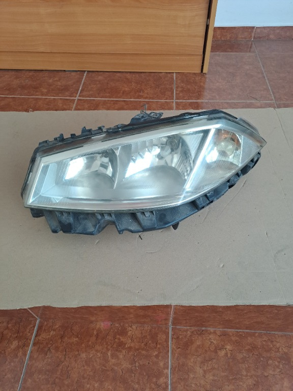 Far stanga Renault Megane 2 an 2002-2005 o ureche rupta
