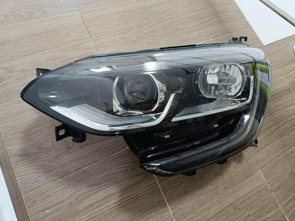 Far stanga Renault Megane 4 260601122R 2