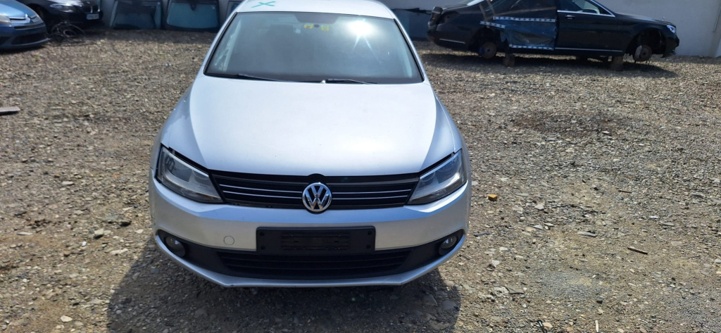 Fata completa Volkswagen Jetta 6 (2010-2014) 1.6 Motorina 2012, BARA FATA COMPLETA,CAPOTA ,ARIPA STANGA,ARIPA DREAPTA,FARURI,TRAGER COMPLET CU RADIATOARE SI ELECTROVENTILATOARE ,ARMATURA BARA FATA,