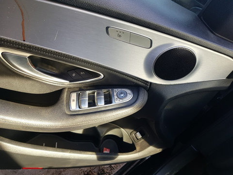 Fata usa interior dreapta fata Mercedes Benz C220 W205 2015 cod: A2057205411