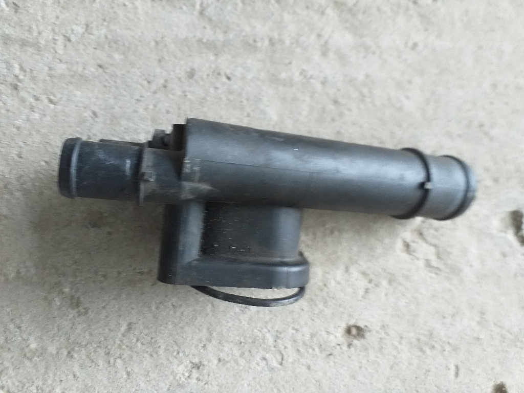 Flansa lichid racire Audi A4 b7 2.0TDI cod : 038121132G