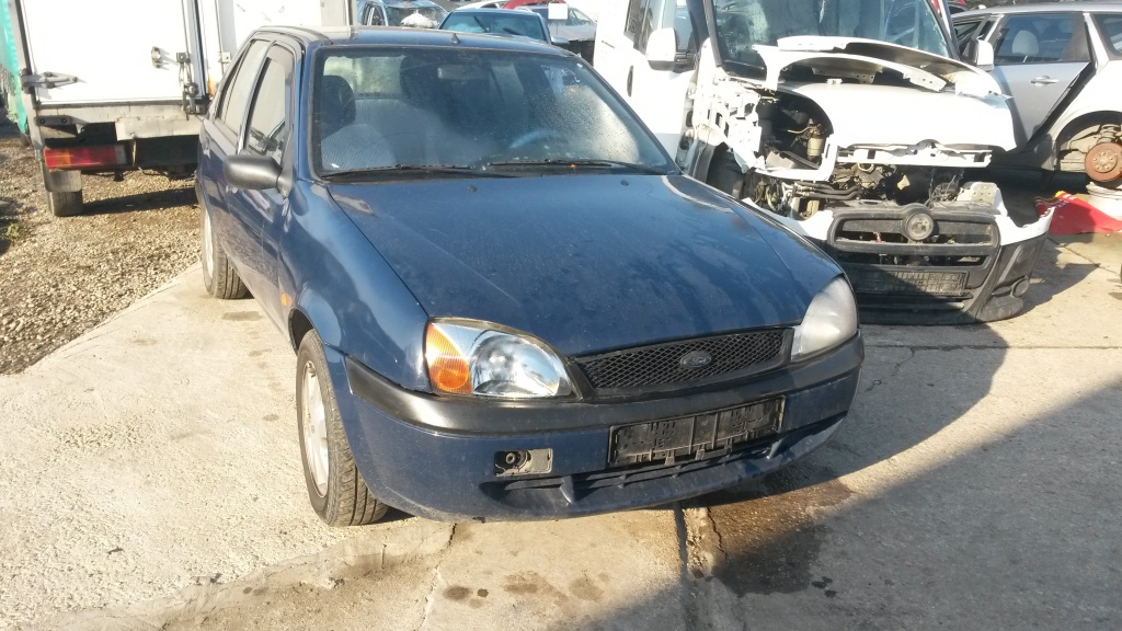 Ford fiesta 2001 far stanga dr