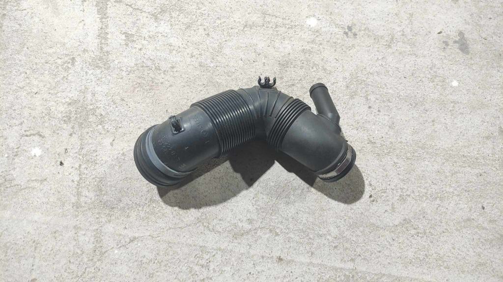 Furtun admisie turbina 3C0129654P VW Passat B7 2.0 TDI an fab. 2010 - 2014
