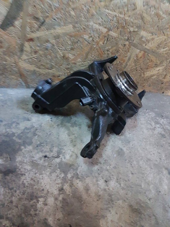 Fuzeta cu rulment dreapta fata 1k0407256t audi a3 8p 1.6 tdi
