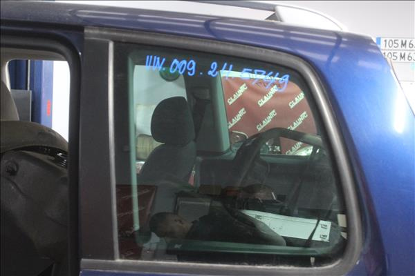 Geam Aripa Stanga Spate VW TOURAN (1T1, 1T2) 2.0 TDI BMM