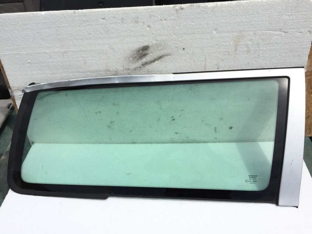 Geam caroserie dreapta spate Volvo V70 II XC70 8662808