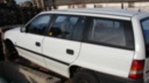 Geam dreapta portbagaj Opel Astra F [199