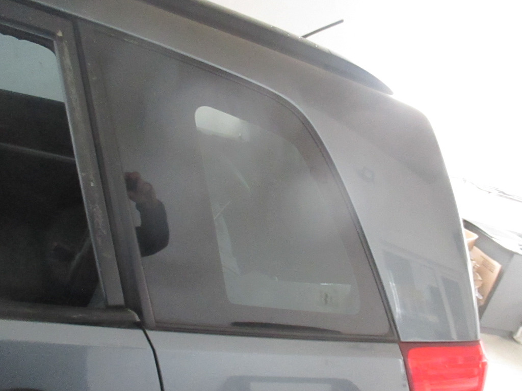 Geam fix stanga spate caroserie (cu garnitura) Suzuki Grand Vitara 1.9 DDIS 129cp 4usi 2006 2007 2008 2009