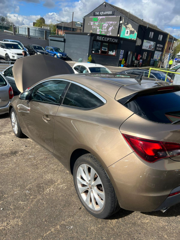 GEAM STANGA FATA OPEL ASTRA GTC 2013 AUR