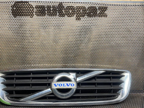 Grilă centrală dintre faruri Volvo S40 / V50 Facelift 2008-2012 (defectul se vede în a doua poză)