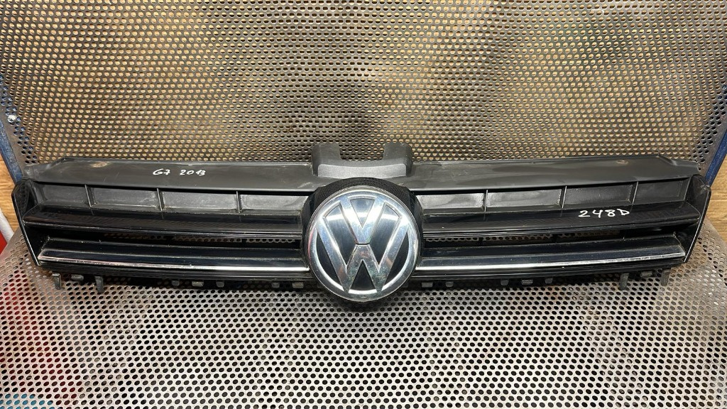 Grilă centrală dintre faruri Vw Golf 7 2013