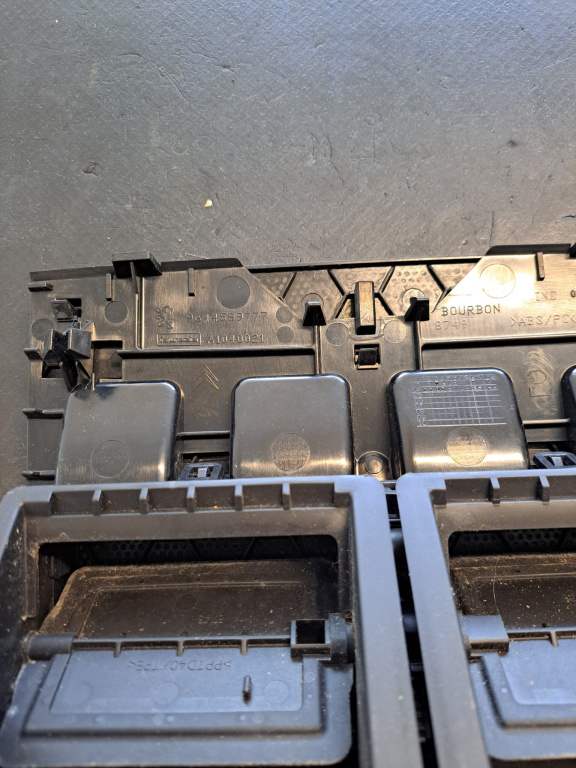 Grila aer bord centrala Peugeot 407 SW -