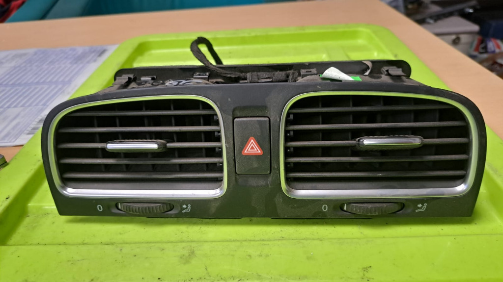 Grila aer bord centrala Volkswagen Golf 6 cod 5K08