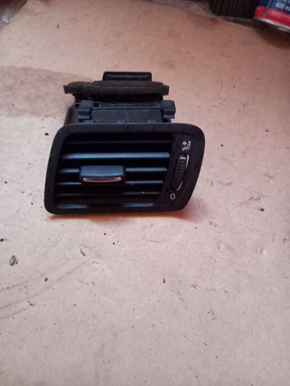 Grila aer bord stanga VW Passat B6 cod produs :3C1819701E/3C1 819 701 E