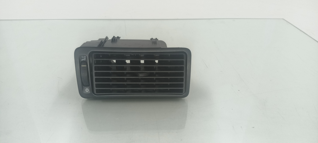 Grila aerisire dreapta VW GOLF 4 AXP 1998-2004 1J1815716 DezP: 20530