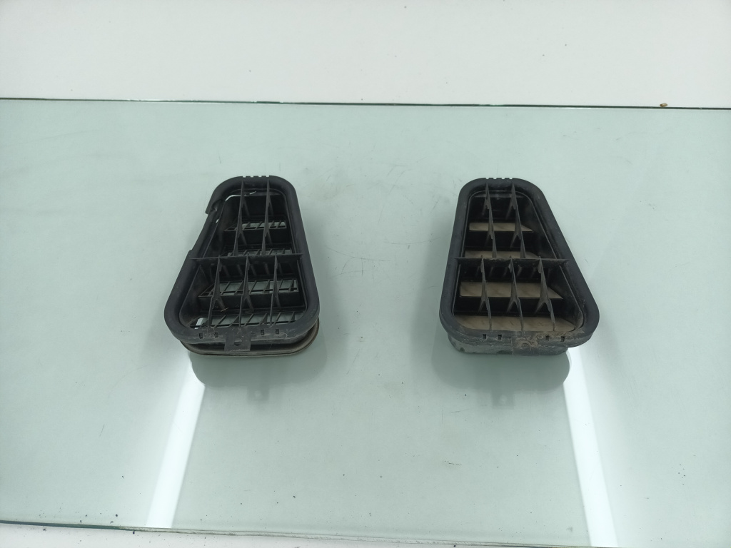 Grila aerisire spate dreapta Audi A4 B7 BPW 2004-2008 8E0819181 DezP: 13307