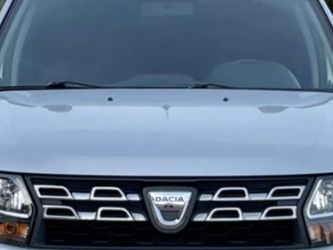 Grila bară față Dacia Duster 2010 - 2017, cea cu emblema nouă, completă cu nichele și emblemă