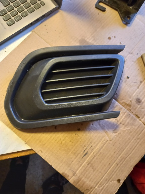Grila bara dreapta fata Dacia Sandero 2 cod produs:263314595R