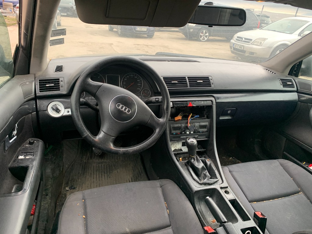 Grila bara fata Audi A4 B6 2003 combi 1,