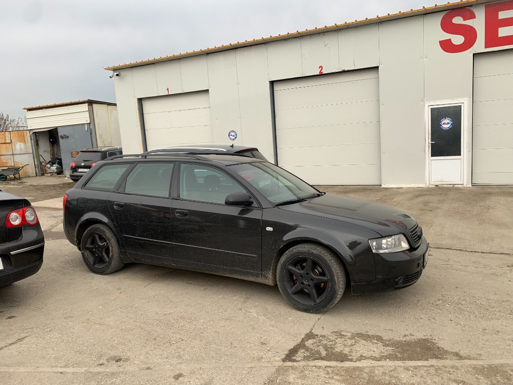 Grila bara fata Audi A4 B6 2003 combi 1,
