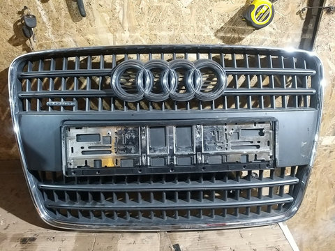 Grila bara fata Audi Q7 4L (are 5 cm bagheta rupta si relipita in stanga)