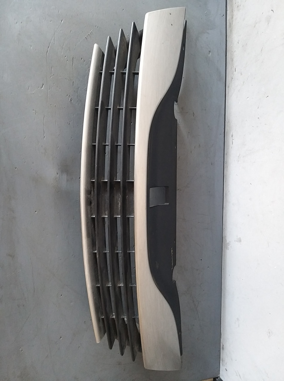 Grila bara fata centrala Renault Laguna II 8200012581