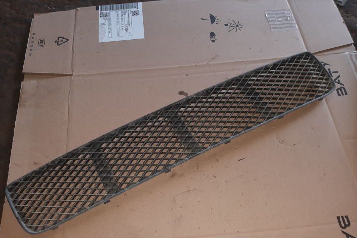 Grila bara fata centru Volkswagen VW Polo 3 6N [facelift] [2000 - 2002] Hatchback 3-usi COD MOTOR AUA, 2 USI