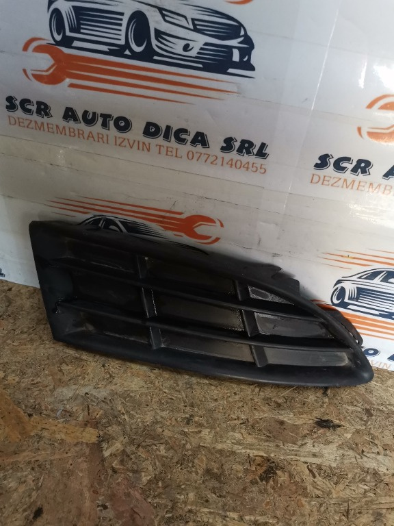 Grila bara fata dreapta avand codul 5J0807368A pentru Skoda Fabia 2