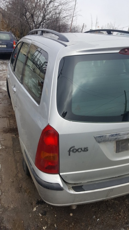 Grila bara fata Ford Focus 2001 break 1.