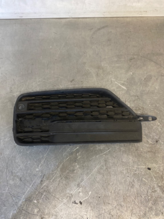 Grila bara fata, stanga, (fara ornament cromat) Volvo xc90 2015-2024 31383044 31383441 (ci mic defect)