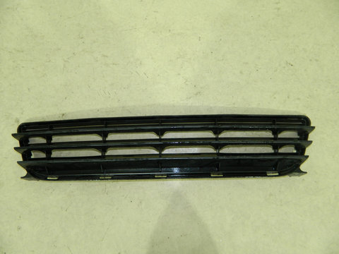 Grila centrala bara fata / dintre proiectoare, Toyota Corrolla HatchBack, 2004, 2005, 2006, 2007, 53112-02060